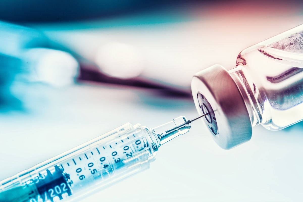 syringe flu vaccine: © weyo - stock.adobe.com