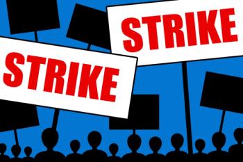 People waving Strike picket signs ©desdemona72-stock.adobe.com