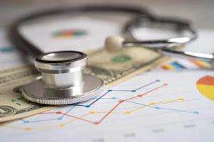 The student debt drag on physician retirement savings: ©Amazing studio - stock.adobe.com