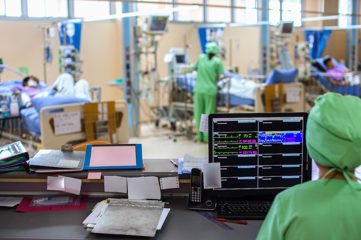 patient with medical equipment in icu: © Chaikom - stock.adobe.com