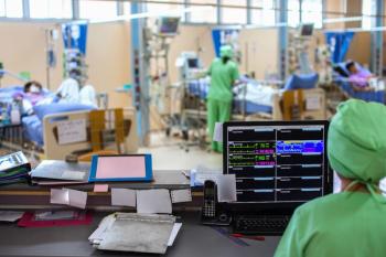 patient with medical equipment in icu: © Chaikom - stock.adobe.com