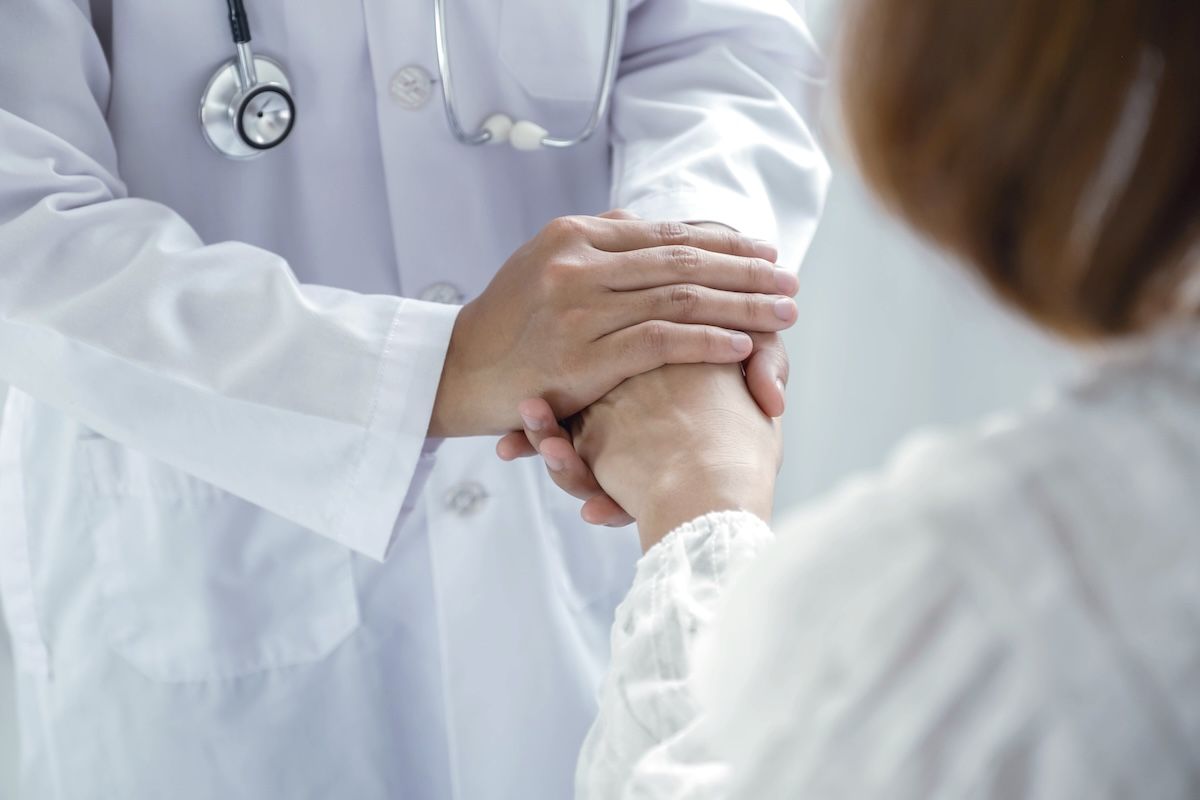 physician doctor patient holding hand: © Orathai - stock.adobe.com