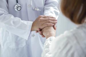 physician doctor patient holding hand: © Orathai - stock.adobe.com