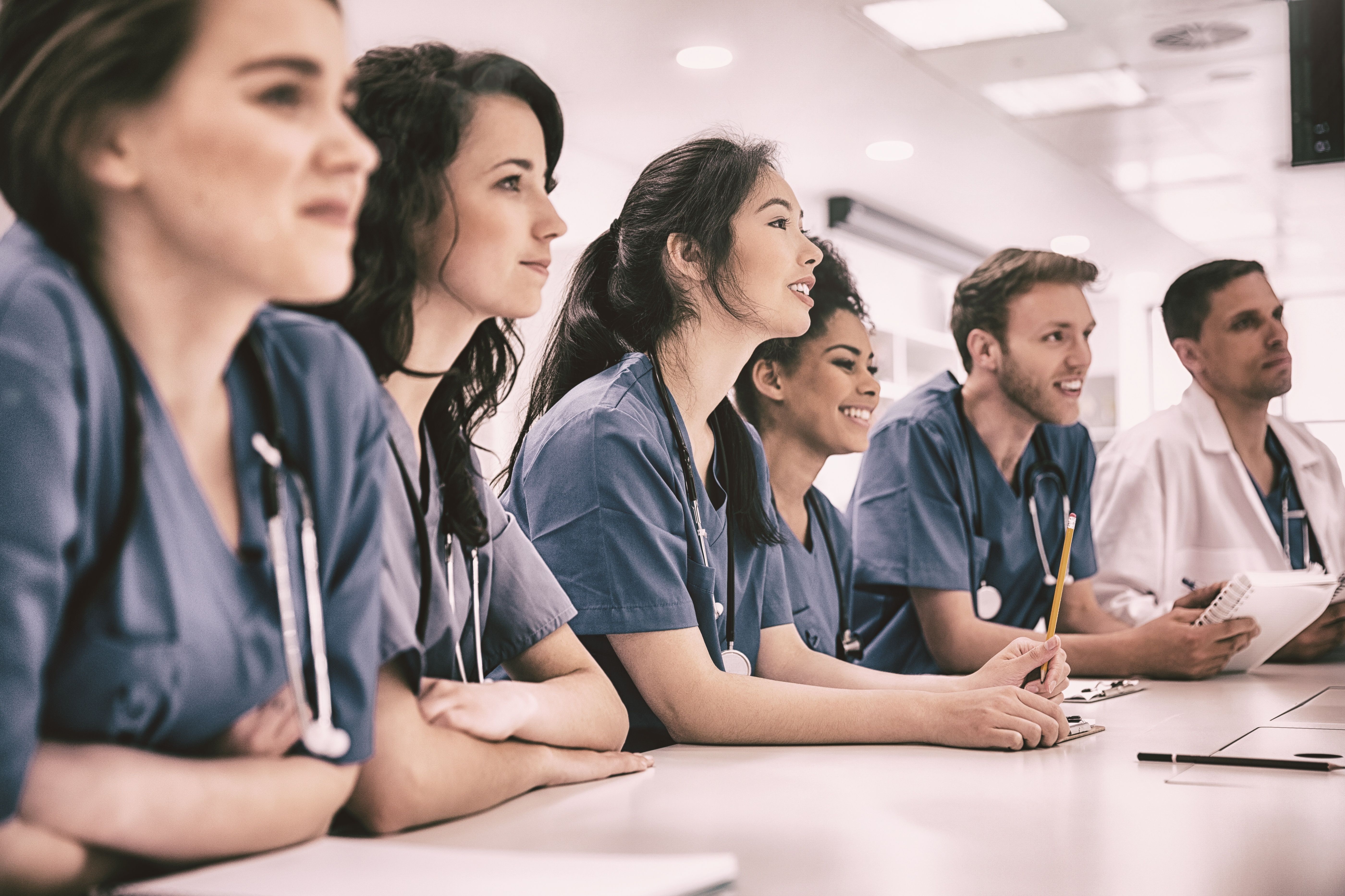 Medical students seated at table ©vectorfusionart-stock.adobe.com