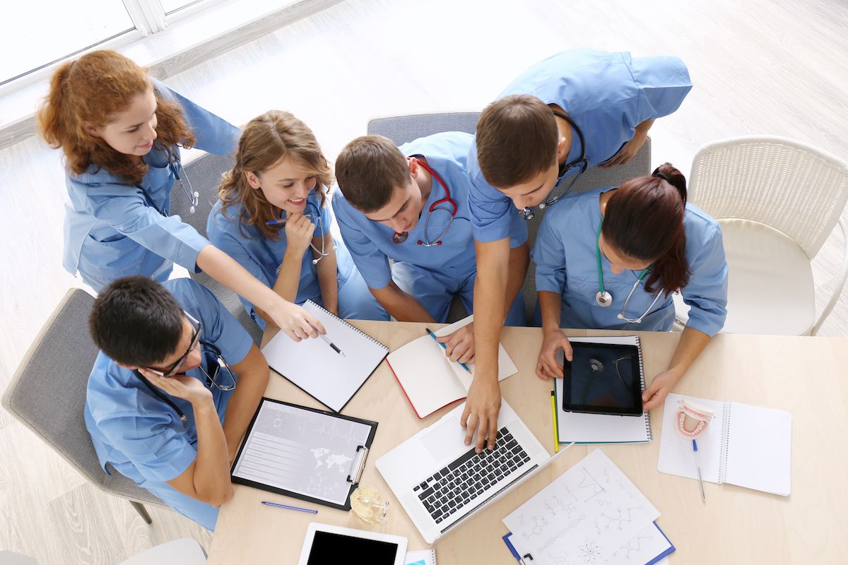 medical students at university © Africa Studio - stock.adobe.com