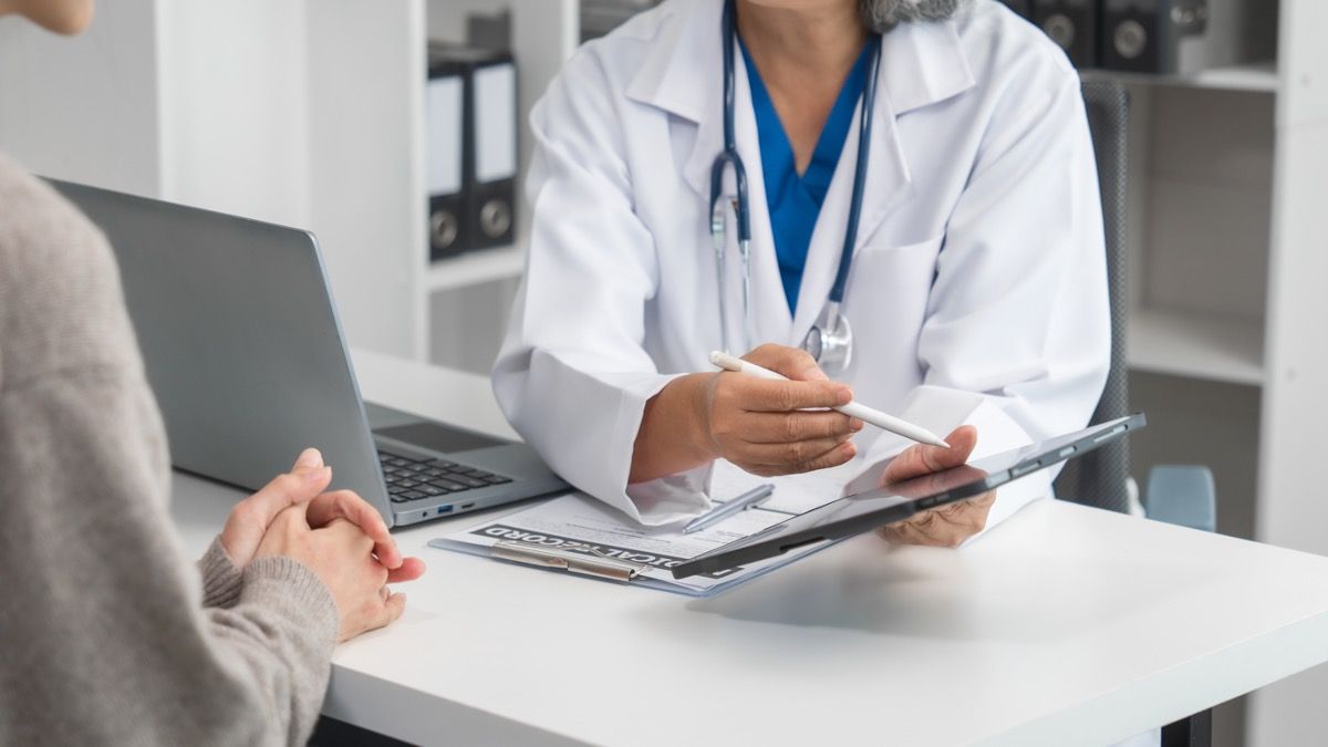 patient physician doctor information: © M+Isolation+Photo - stock.adobe.com