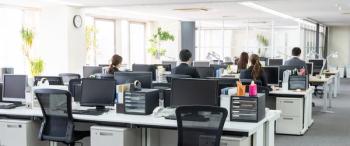 sitting in office: © metamorworks - stock.adobe.com