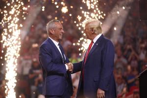 Robert F. Kennedy Jr. and Donald Trump at an Arizona for Trump rally in Glendale, Ariz., Aug. 23, 2024. © Gage Skidmore - CC BY-SA 2.0