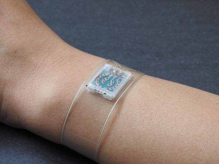 Wristband monitors diabetes and heart health in real time: ©An-Yi Chang