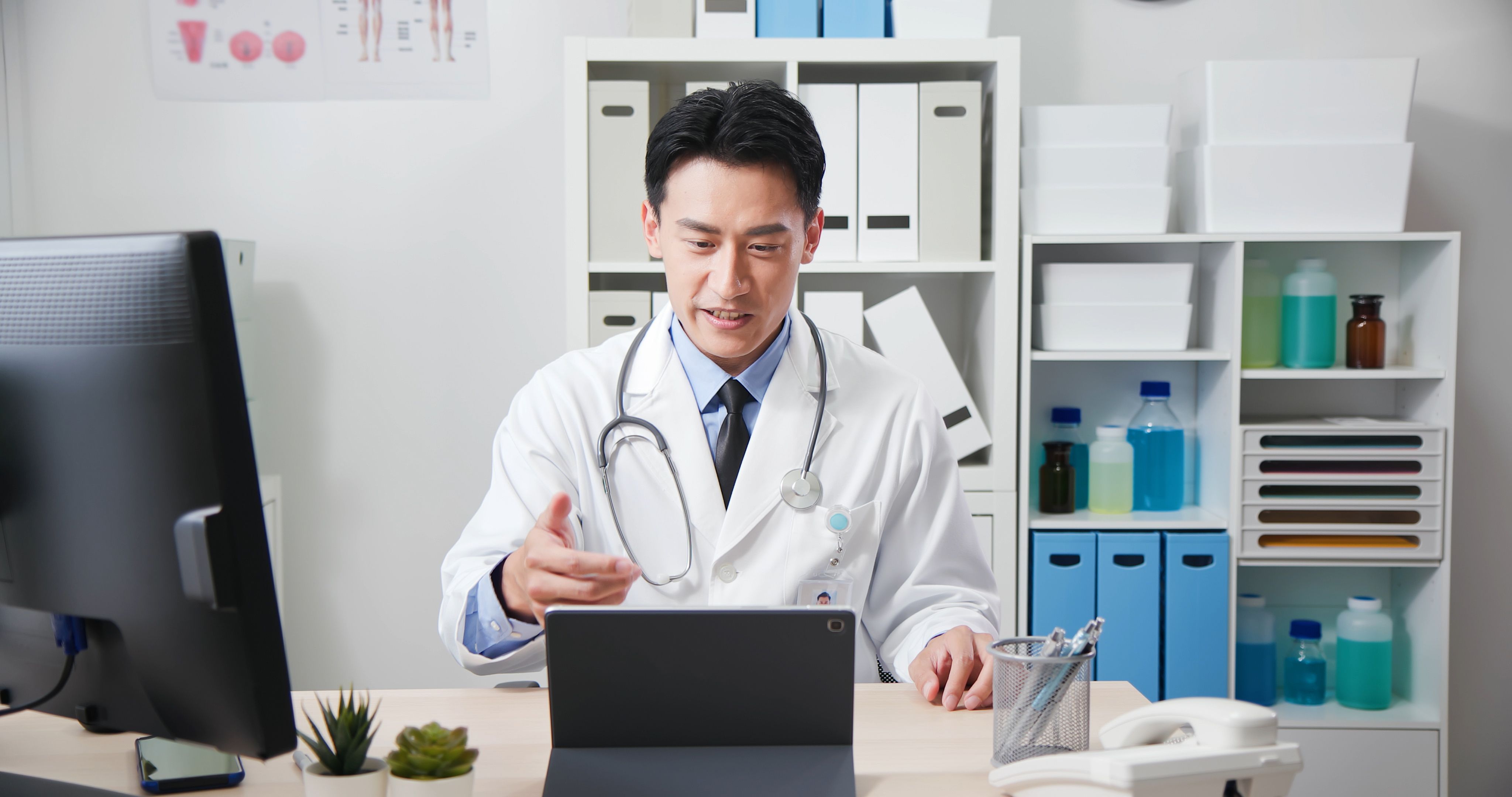 Doctor talking to laptop computer ©ChayTee-stock.adobe.com