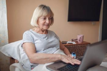 Woman in hospital bed looking at computer ©Maria-stock.adobe.com