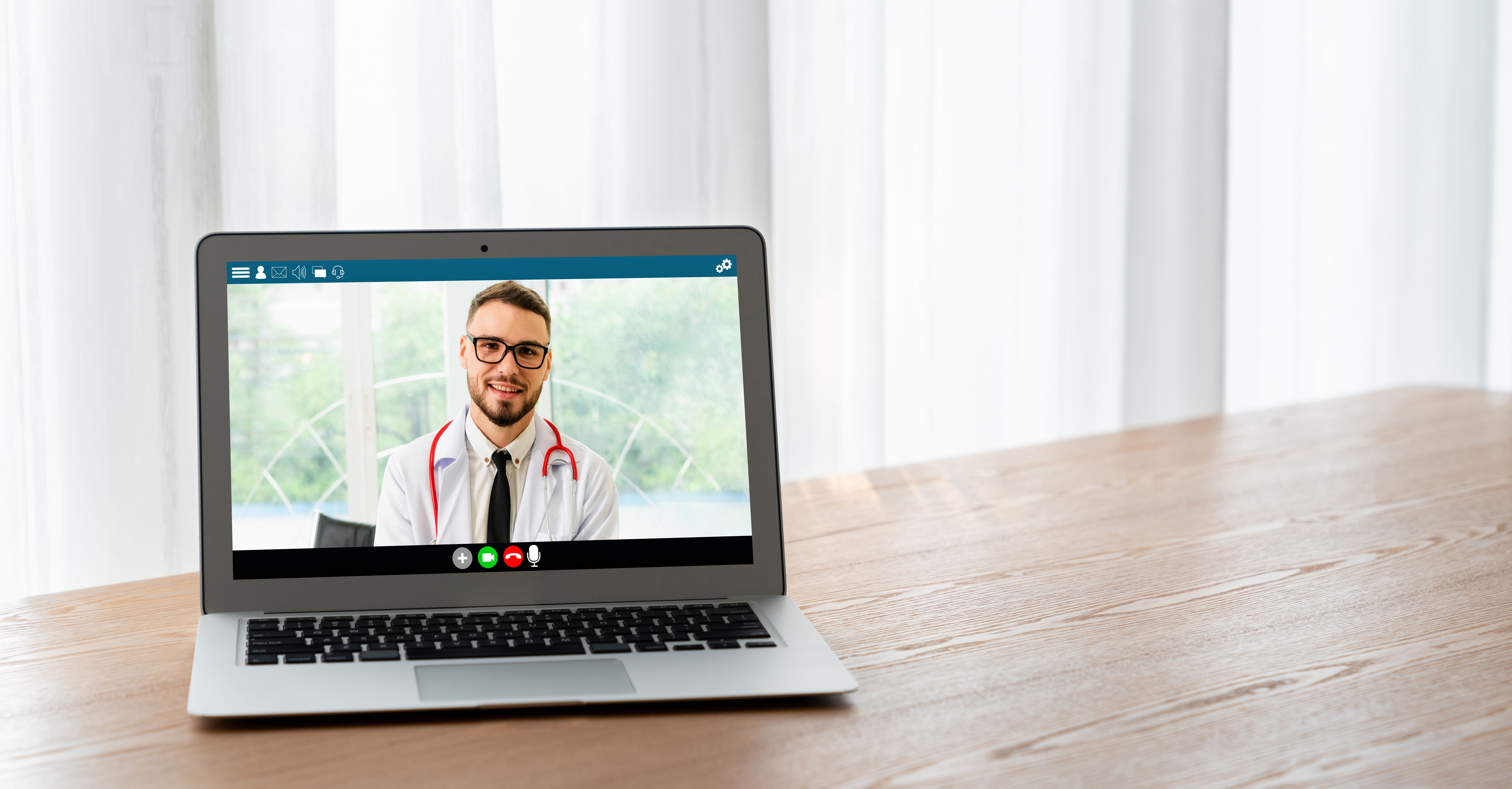 doctor's image on computer screen ©Blue Planet Studio-stock.adobe.com