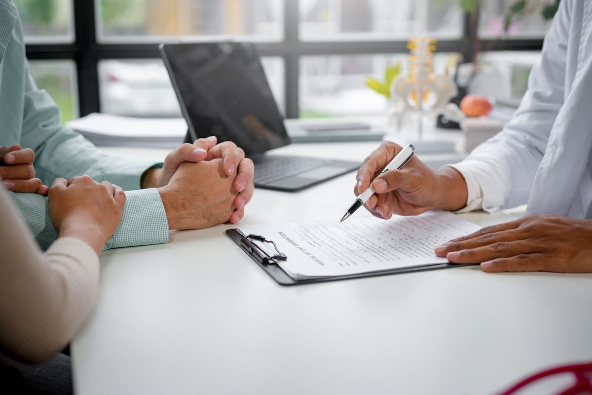 doctor explaining medical treatment: © amnaj - stock.adobe.com