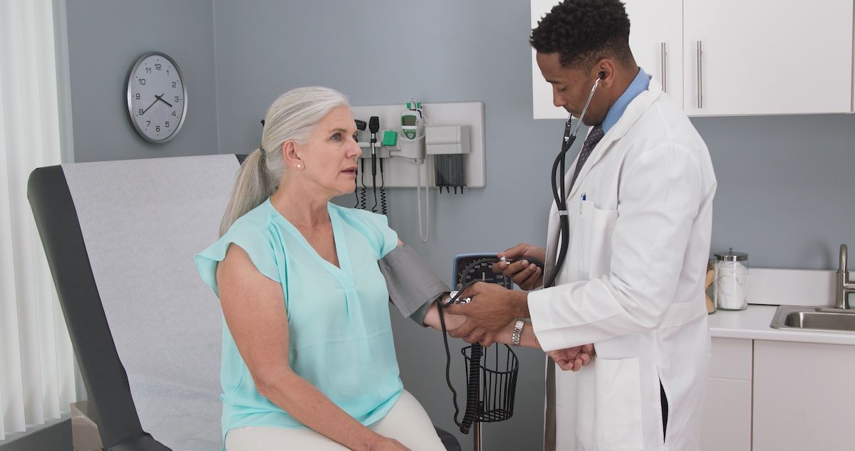 Primary care physician checking a patient's blood pressure © rocketclips - stock.adobe.com