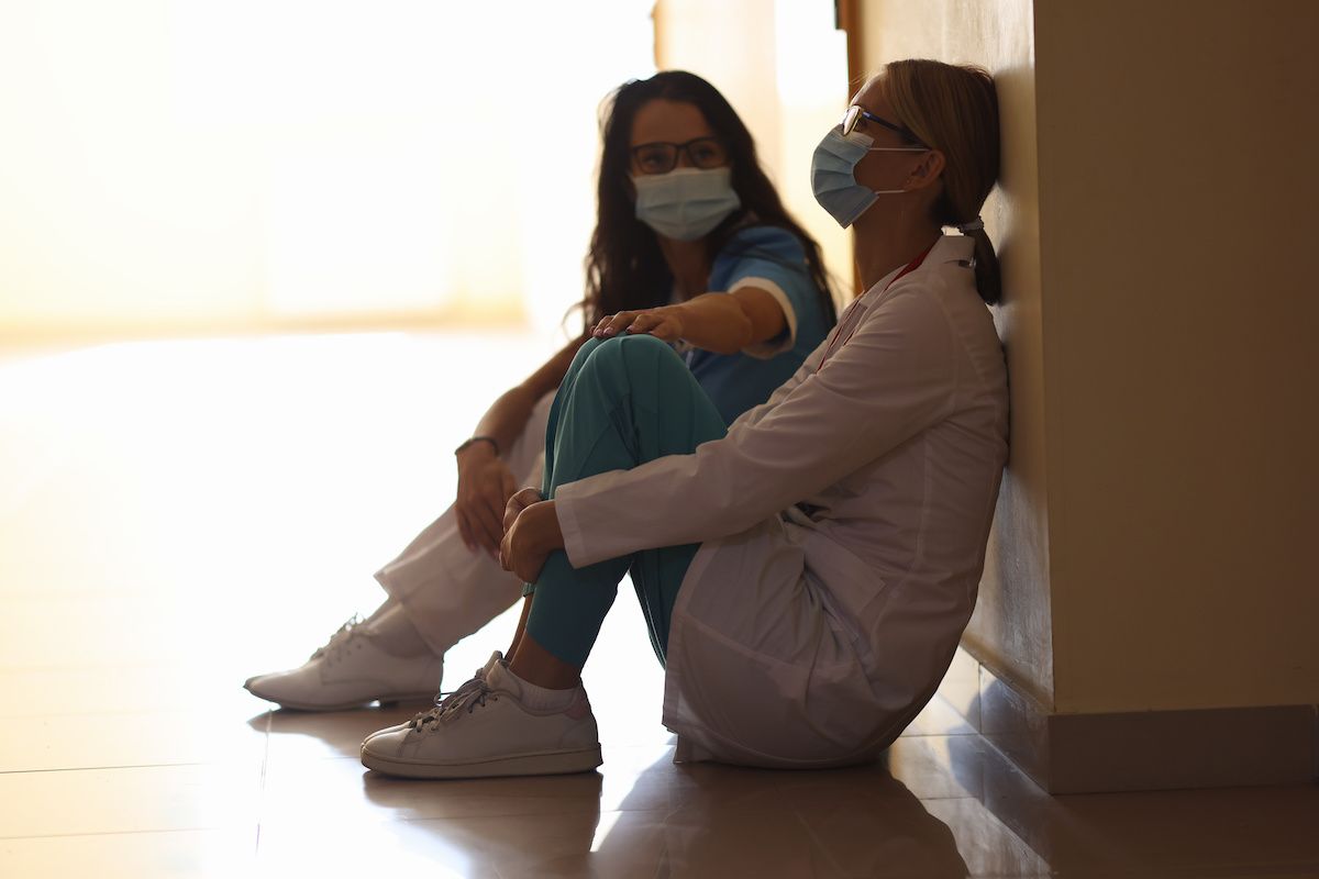 physicians in corridor burnout: © H_Ko - stock.adobe.com