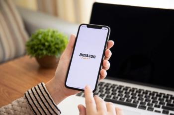 Person holding cell phone with Amazon logo ©DenPhoto-stock.adobe.com