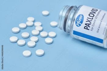 Bottle of Paxlovid with pills spilling out ©Golib Tolibov-stock.adobe.com