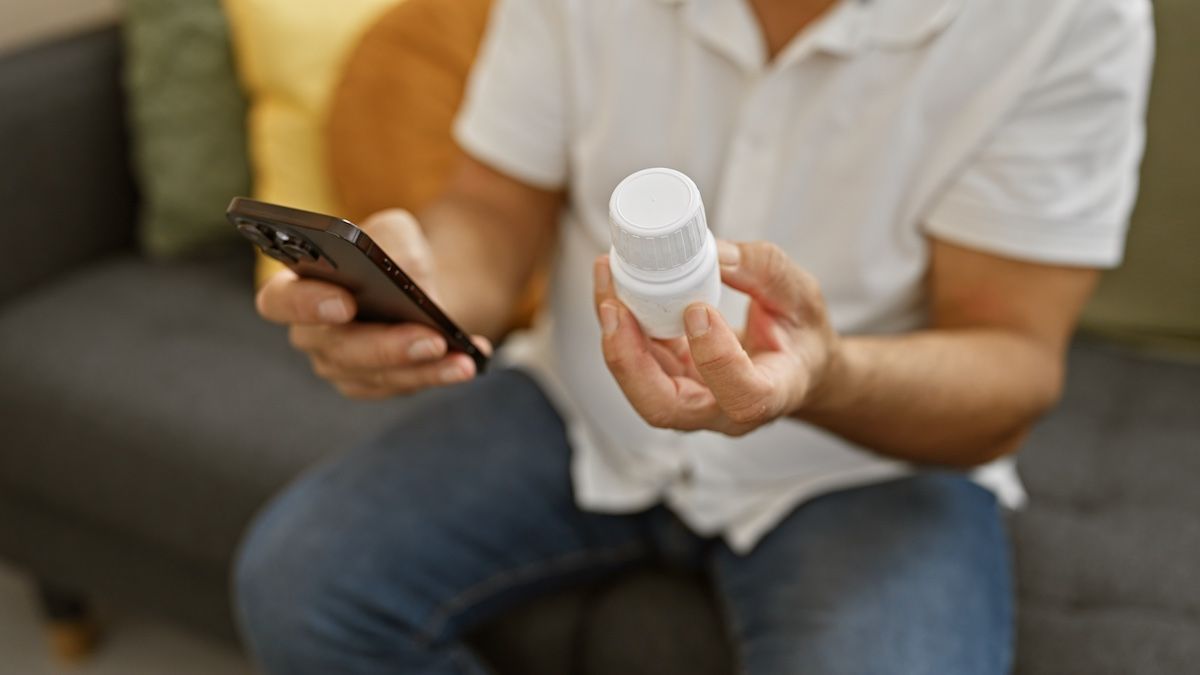 Text message medication refill © Krakenimages.com - stock.adobe.com