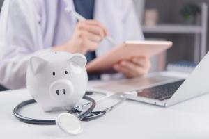 doctor physician tablet piggy bank stethoscope: © khunkornStudio - stock.adobe.com