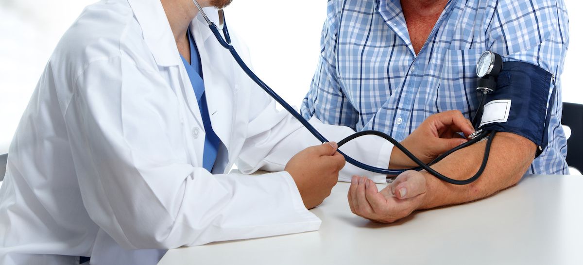 doctor measuring patient blood pressure: © grinny - stock.adobe.com