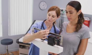 nurse weighing woman: © rocketclips - stock.adobe.com