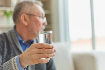 Older man holding glass of water | ©Юлия Завалишина stock.adobe.com
