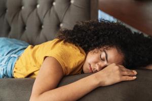 Poverty, Bedtime Regularity Play a Role in Hispanic Children’s Sleep