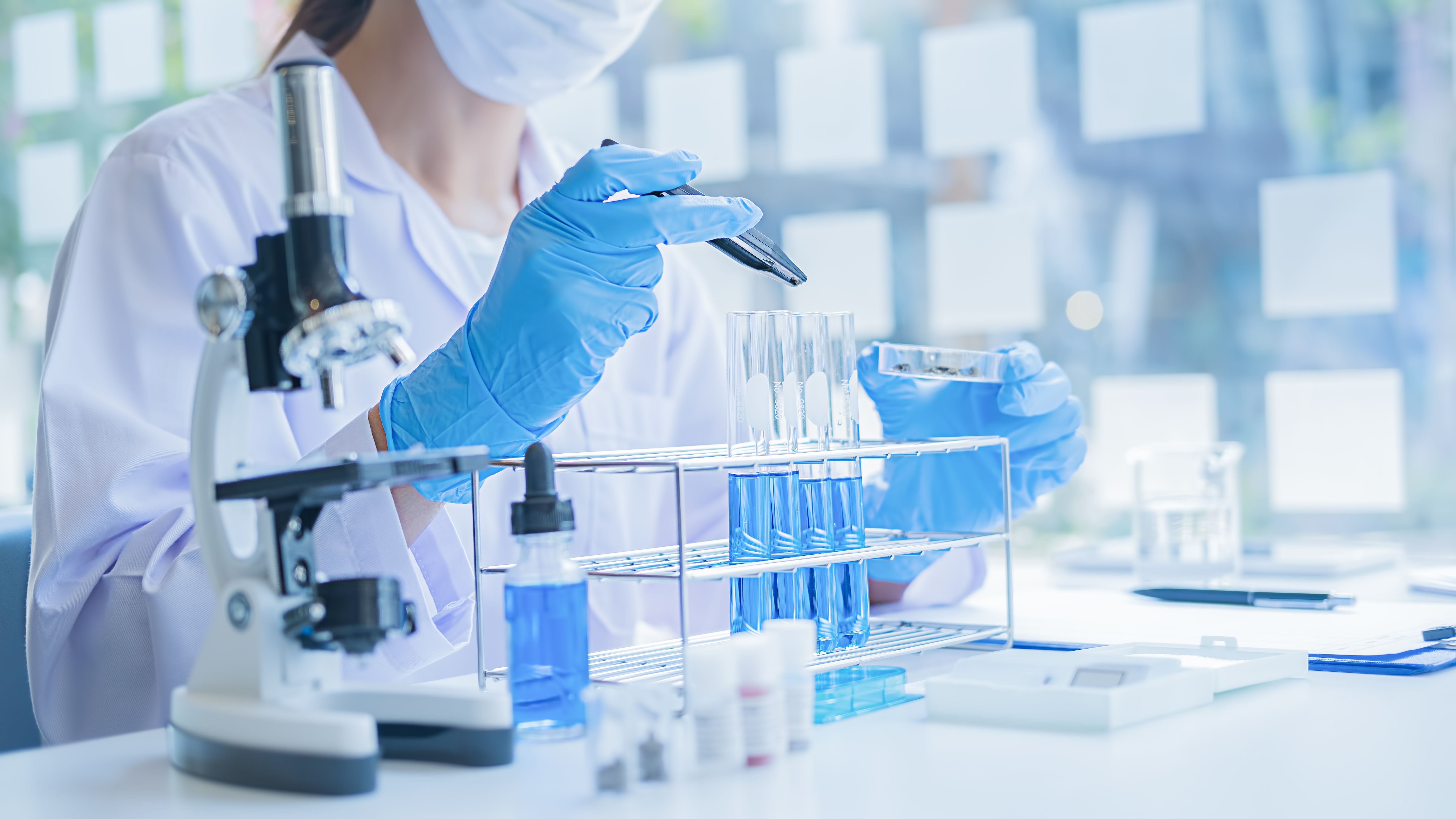woman in a lab setting | Image credit: ©Mind and I  stock.adobe.com