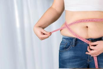 heavy person with tape measure around their waist | ©billionphotos.com