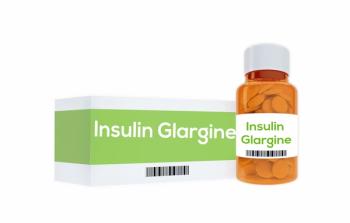 insulin glargine bottle with packaging box in green | ©hafakot stock.adobe.com