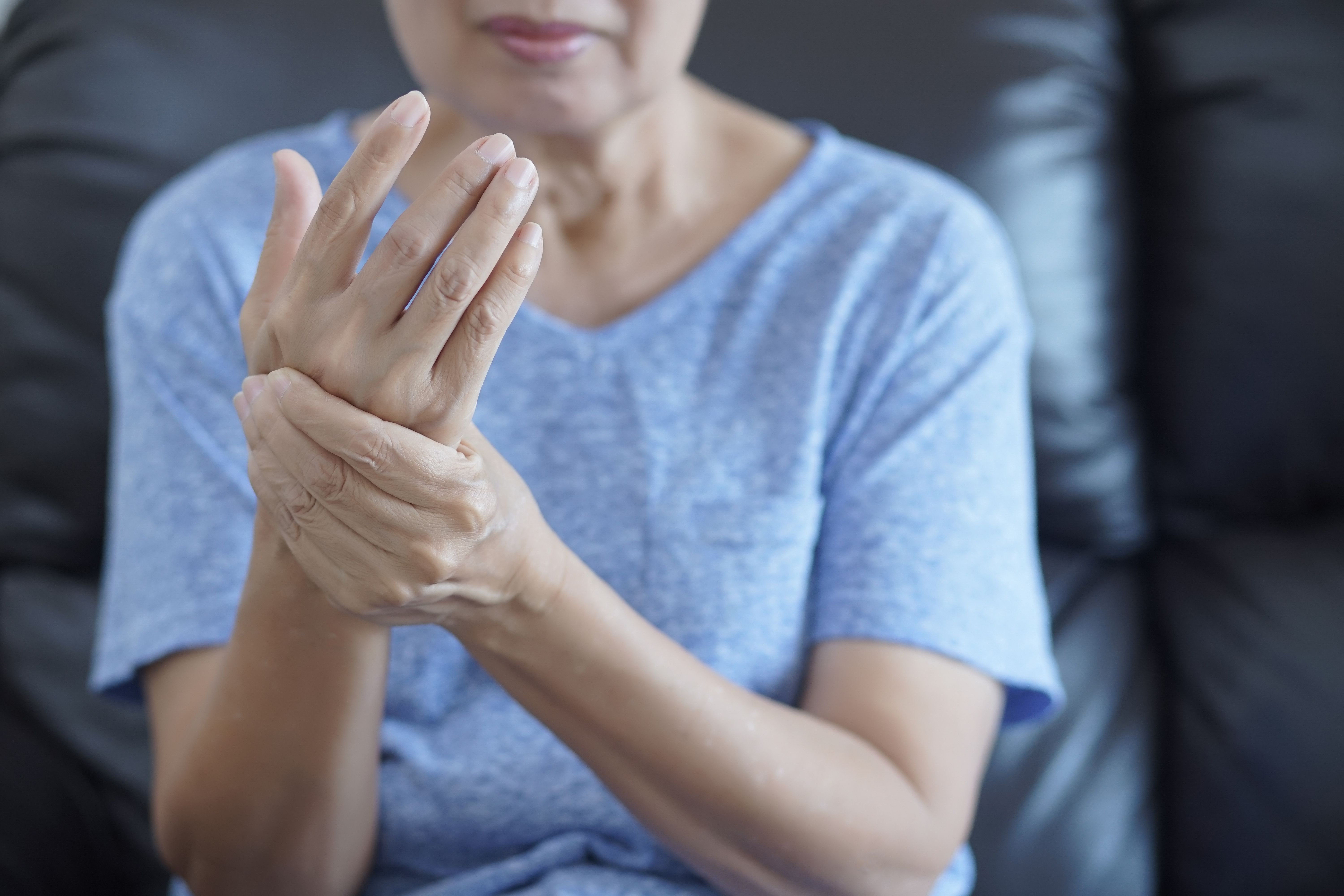 Кожный зуд у пожилых лечение. Люди с больными пальцами рук. Ревматология это заболевание.