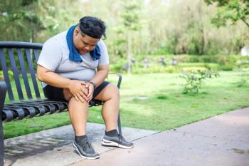 heavy man sitting. on bench holding aching knee | Image credit: ©Queensmoonlite Studio stock.adobe.com 