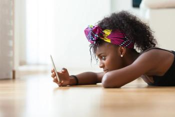 Young_woman_on_phone(©Samuel Borges Photographyshutterstock.com)
