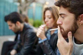 young people smoking outside | ©Lomb stock.adode.com