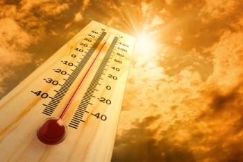 thermometer in foreground with sun beating down | ©vladischern stock.adobe.com