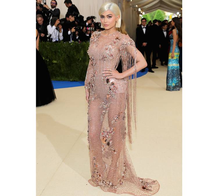 2017: Kylie Jenner in Versace