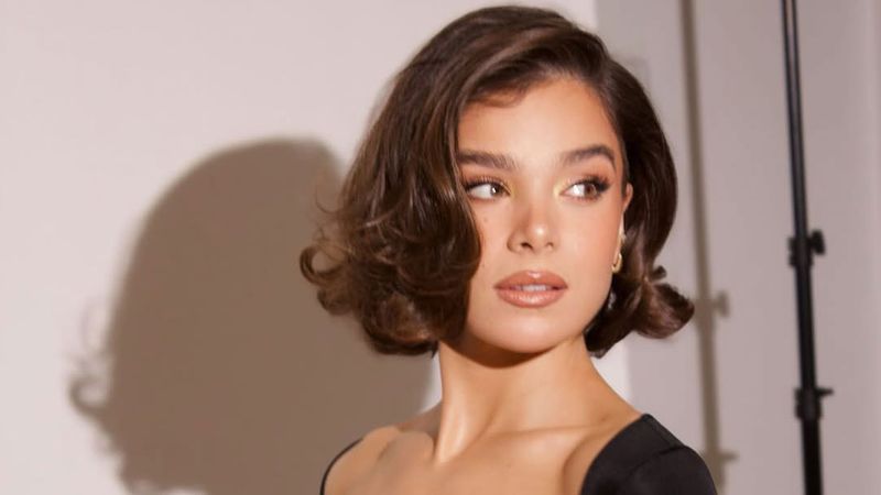 Hailee Steinfeld wearing and money makeup look