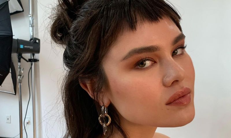 model with microbangs