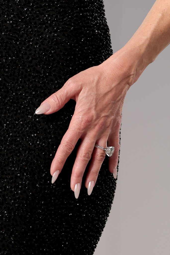 LOS ANGELES, CALIFORNIA - MARCH 15: Kate Hudson, jewelry detail, attends the 2026 Vanity Fair Oscar Party Hosted By Mark Guiducci at Los Angeles County Museum of Art on March 15, 2026 in Los Angeles, California. 