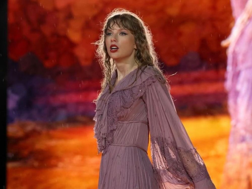 The Makeup Products Rumored to be Behind Taylor Swift’s Storm-Proof Concert Glam
