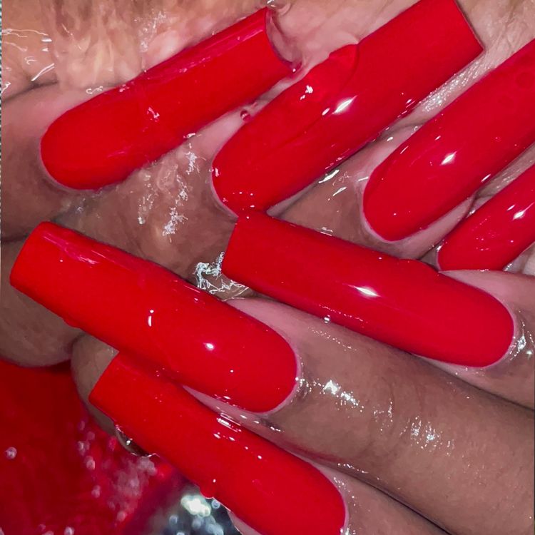 saccia-red-nails
