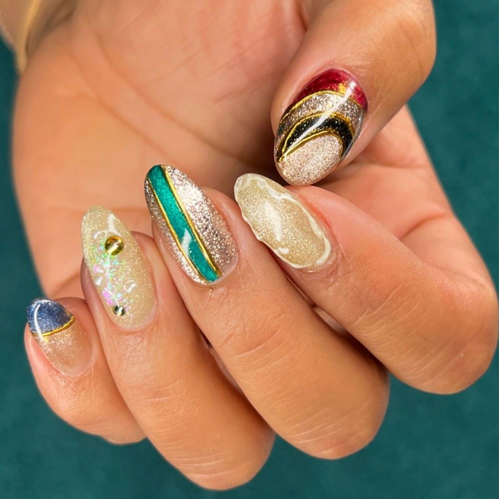 Cat-Eye Under Chrome Manicure