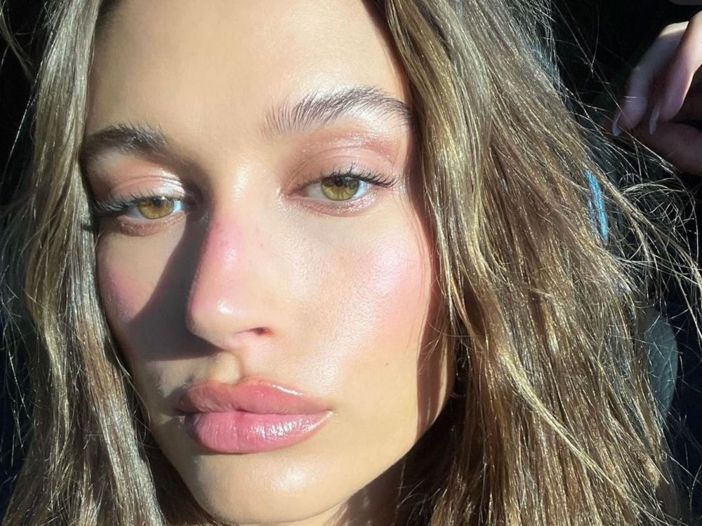 This Blush-Mixing Hack Is the Secret to Hailey Bieber’s Glowy Cheeks