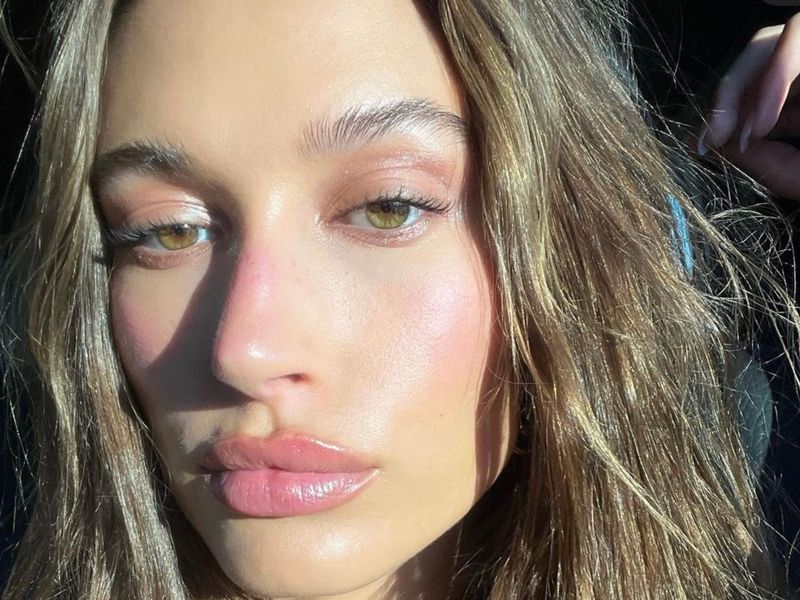 This Blush-Mixing Hack Is the Secret to Hailey Bieber’s Glowy Cheeks