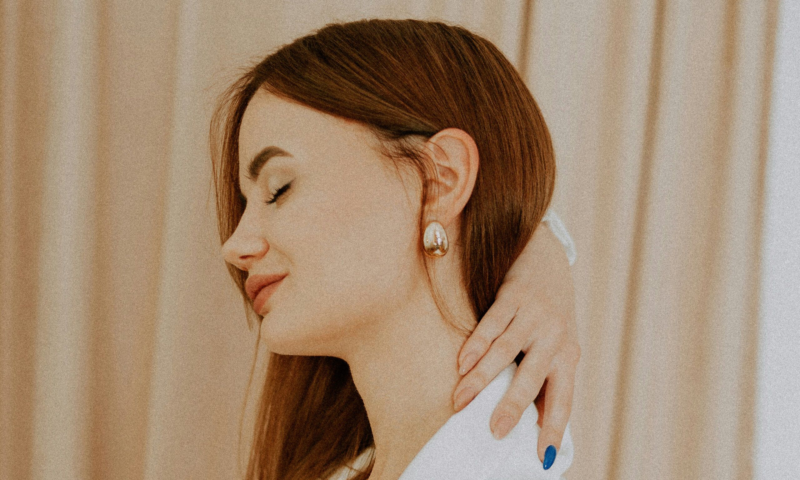 side profile of woman with brown hair