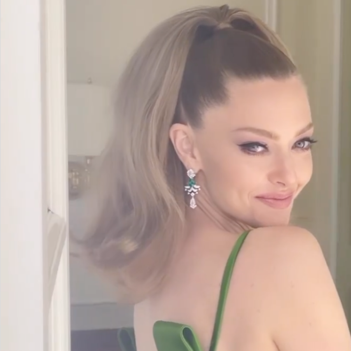 voluminous ponytail on Amana Seyfried by IG:@djquintero