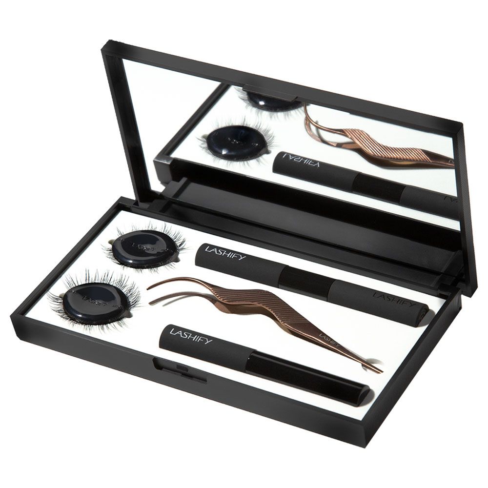 Master DIY false lashes.