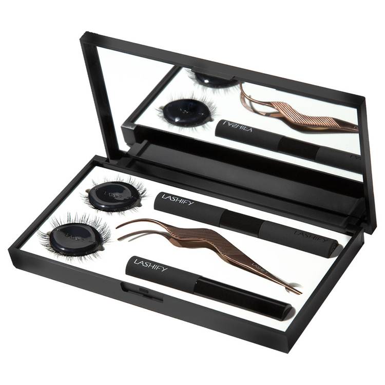 Master DIY false lashes.