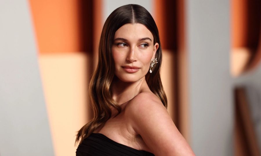 Hailey Bieber attends the 2025 Vanity Fair Oscar Party Hosted By Radhika Jones at Wallis Annenberg Center for the Performing Arts on March 02, 2025 in Beverly Hills, California.