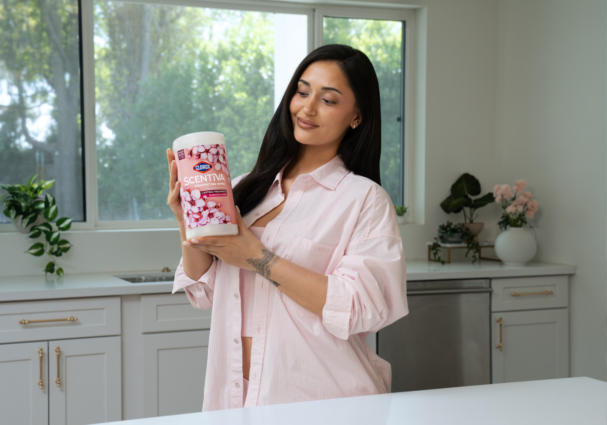 Leah Kateb poses with Clorox Scentiva wipes to celebrate the brand’s Cherry Blossom and Peach scent